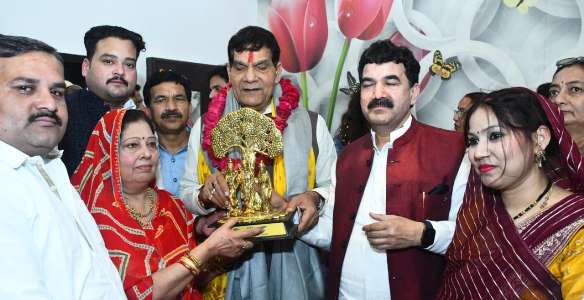 हाथरस में युवा समाजसेवी के आवास पर ऊर्जा मंत्री एके शर्मा का प्रतीक चिन्ह देकर हुआ स्वागत