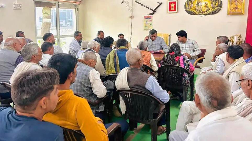 सादाबाद : विधायक के जनता दरबार में शिकायतों का अंबार, सबसे ज्यादा शिकायतें राजस्व की, शिकायतों को लेकर एसडीएम से की वार्ता