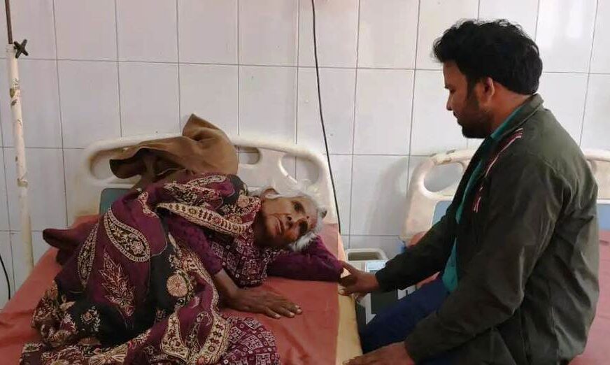 सादाबाद : छत से गिरकर वृद्धा घायल, छत पर धूप सेंकने के दौरान संतुलन बिगड़ने से गिरी बुजुर्ग महिला