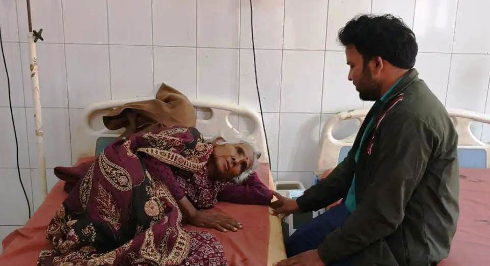 सादाबाद : छत से गिरकर वृद्धा घायल, छत पर धूप सेंकने के दौरान संतुलन बिगड़ने से गिरी बुजुर्ग महिला