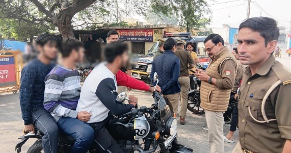 स्टंटबाजी, ड्रिंक एंड ड्राइव व ओवर स्पीड पर हाथरस पुलिस की सख्ती, जिलेभर में चला विशेष चेकिंग अभियान