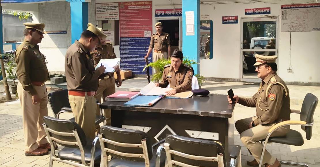 चंदपा कोतवाली का सीओ ने निरीक्षण किया, अभिलेखों, मालखाना व महिला हेल्प डेस्क की व्यवस्थाएं परखीं, एंटी रोमियो टीम को शिक्षण संस्थानों में सक्रिय रखने के निर्देश