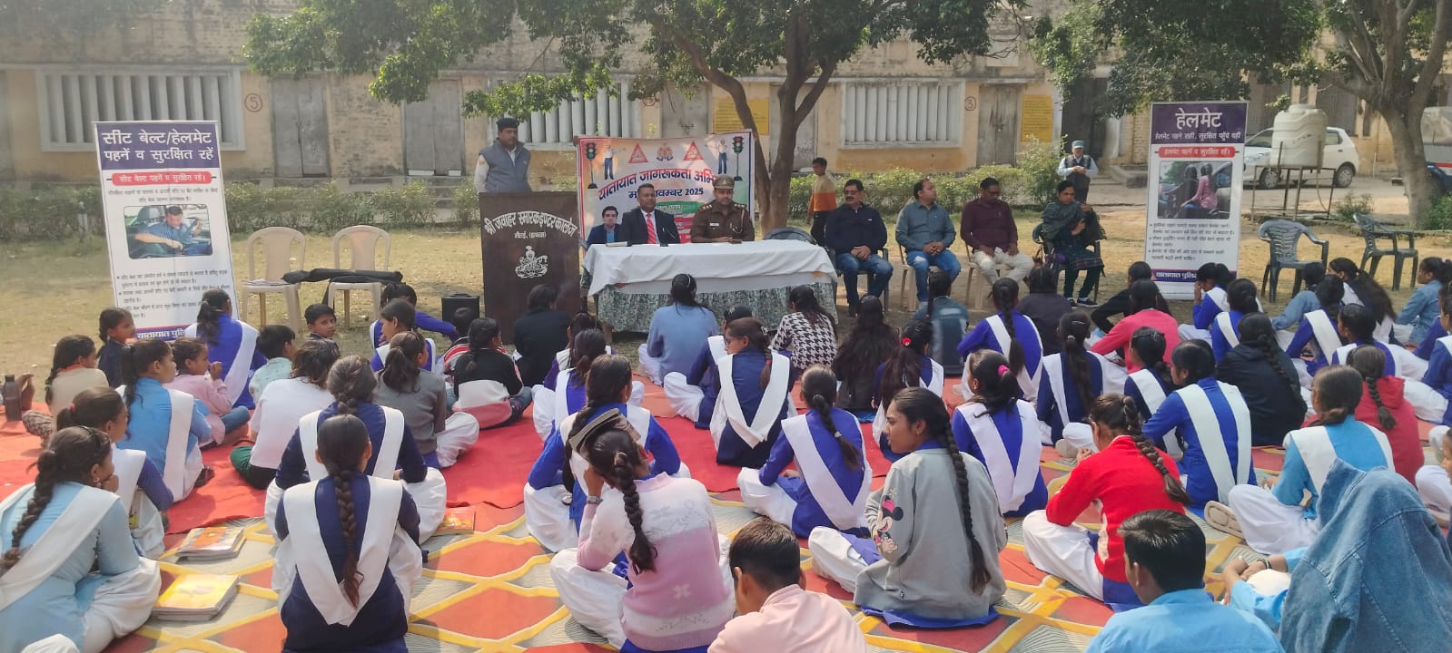 ट्रैफिक पुलिस ने छात्रों को हेलमेट, सीट बेल्ट, स्पीड लिमिट व मोबाइल फ़ोन से जुड़े नियमों पर जागरूक किया