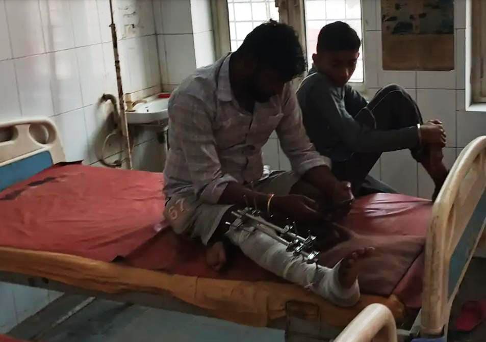 सादाबाद : अज्ञात वाहन की टक्कर से बाइक सवार घायल, उपचार के लिए निजी अस्पताल में कराया भर्ती, मथुरा रोड पर हुई दुर्घटना