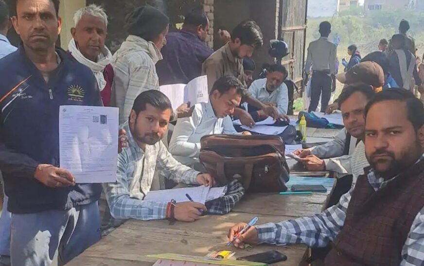 सादाबाद : एसआईआर में सामने आ रही अव्यवस्थाएं, मतदाता सूची पुनरीक्षण अभियान में लगे हैं बीएलओ, सहायक स्टाफ की मांग