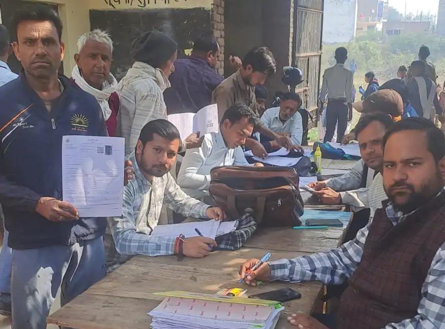 सादाबाद : एसआईआर में सामने आ रही अव्यवस्थाएं, मतदाता सूची पुनरीक्षण अभियान में लगे हैं बीएलओ, सहायक स्टाफ की मांग