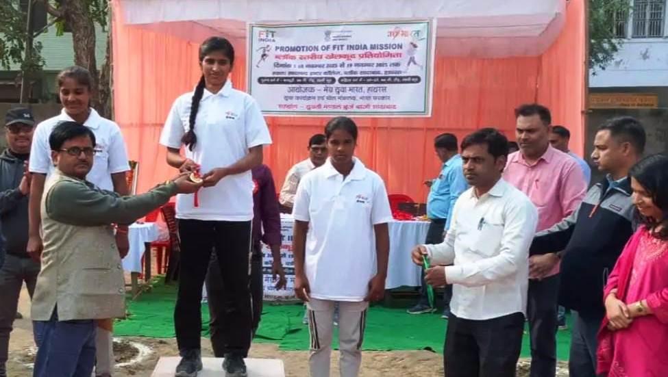 प्रतियोगिताओं में छात्र-छात्राओं ने दिखाया दमखम, सादाबाद इंटर कॉलेज में नेहरु युवा केंद्र द्वारा हुआ आयोजन