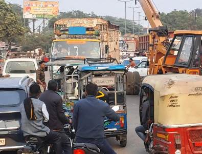 सादाबाद : जाम के झाम में फंसा रहता है मथुरा अड्डा तिराहा, अवैध पार्किंग, अतिक्रमण के चलते दिनभर बनी रहती है जाम की स्थिति
