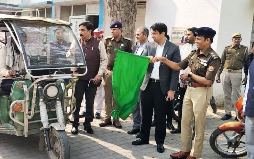 डीएम-एसपी ने प्रचार वाहन को हरी झंडी दिखाकर किया रवाना, वोटर लिस्ट में नाम जुड़वाने का मौका, डीएम ने जनता से सहयोग की अपील की