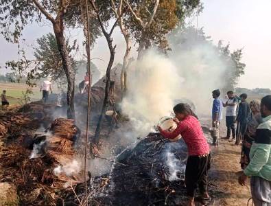 सादाबाद : आग से बुर्जी-बिटोरे और पुआल खाक, नगला बाग में हुई घटना, नलकूप के पानी से कड़ी मशक्कत के बाद बुझी आग