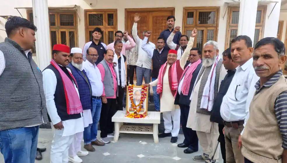 सादाबाद : जयंती पर पूर्व रक्षा मंत्री को किया याद, पूर्व सपा प्रमुख की जयंती पर बांटे गए फल, नीति सिद्धांतों का अनुशरण करने आह्वान