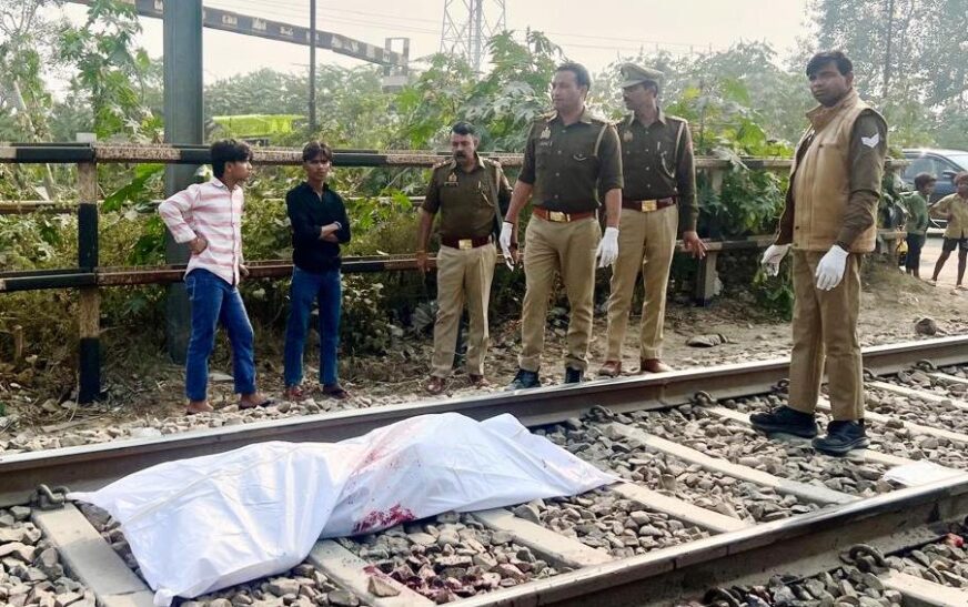 सिकंदराराऊ : रेलवे फाटक पर अधेड़ की ट्रेन से कटकर मौत, नहीं हुई शिनाख्त