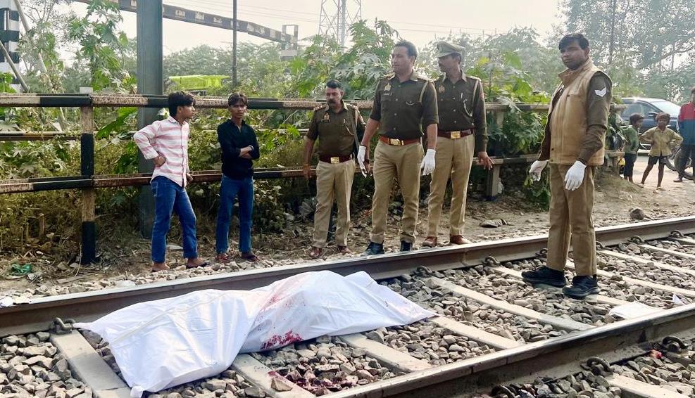 सिकंदराराऊ : रेलवे फाटक पर अधेड़ की ट्रेन से कटकर मौत, नहीं हुई शिनाख्त
