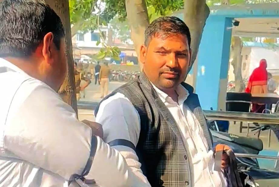 सिकंदराराऊ : समाधान दिवस में लेखपालों का काली पट्टी बांधकर प्रदर्शन, एसडीएम को सौंपा ज्ञापन