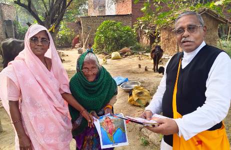 आरएसएस के 100 वर्ष पूर्ण होने पर घर-घर पहुंचाई जा रही संघ की विचारधारा, वितरित किए चित्र और पुस्तकें