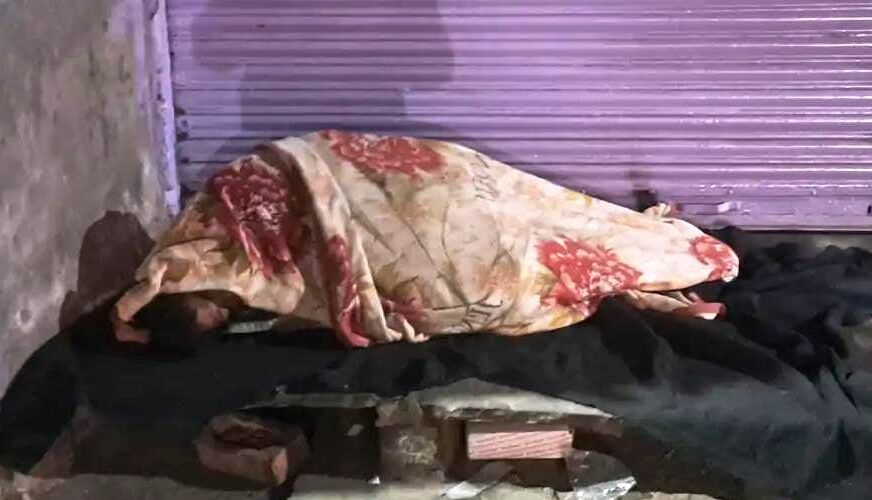सादाबाद : ठंड का प्रकोप बढ़ने के बाद भी रैन बसेरे की व्यवस्था ठप, खुले आसमान के नीचे रात काटने को मजबूर बेसहारा लोग