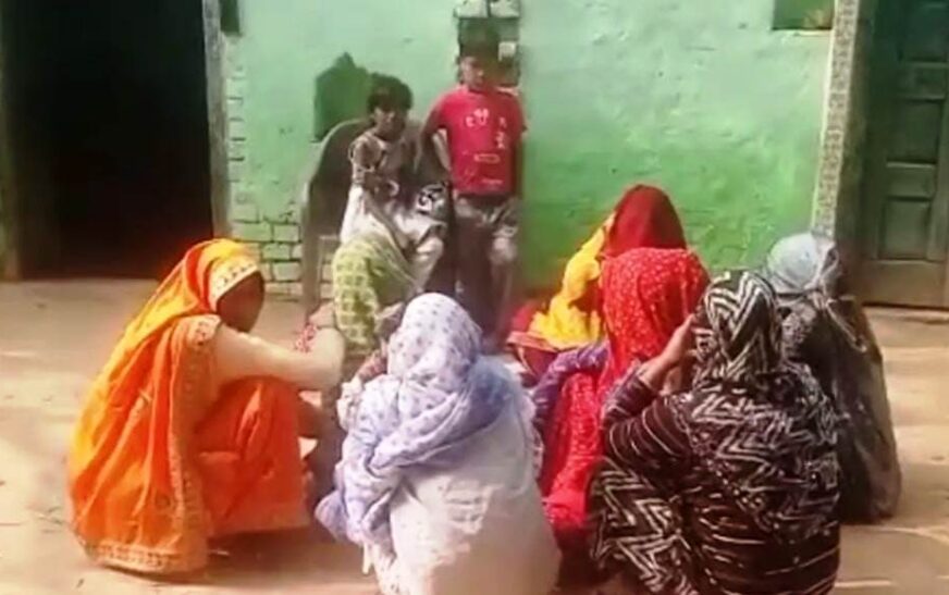 फंदे पर लटका मिला युवक का शव, सादाबाद क्षेत्र के गांव मढ़ाका का मामला, पड़ोसियों ने पुलिस को दी सूचना