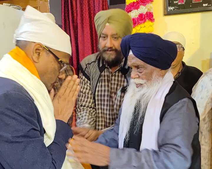 हाथरस में गुरु तेग बहादुर जी का 350वां शहीदी दिवस श्रद्धा-भाव से मनाया, अलीगढ़ रोड स्थित गुरुद्वारा नानक दरबार में शबद कीर्तन और लंगर का हुआ आयोजन