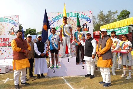 सेंट फ्रांसिस इंटर कॉलेज में वार्षिक खेल समारोह का भव्य आयोजन, सांसद अनूप प्रधान रहे मुख्य अतिथि, मार्चपास्ट से लेकर ग्रैंड फिनाले तक छात्रों ने बांधा समां