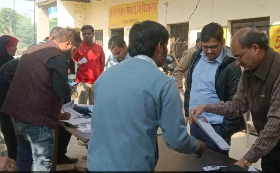 सादाबाद : एसडीएम ने किया एसआईआर कार्य का निरीक्षण, किसी तरह लापरवाही न करे, पारदर्शी, त्रुटिरहित मतदाता सूची तैयार करने पर जोर