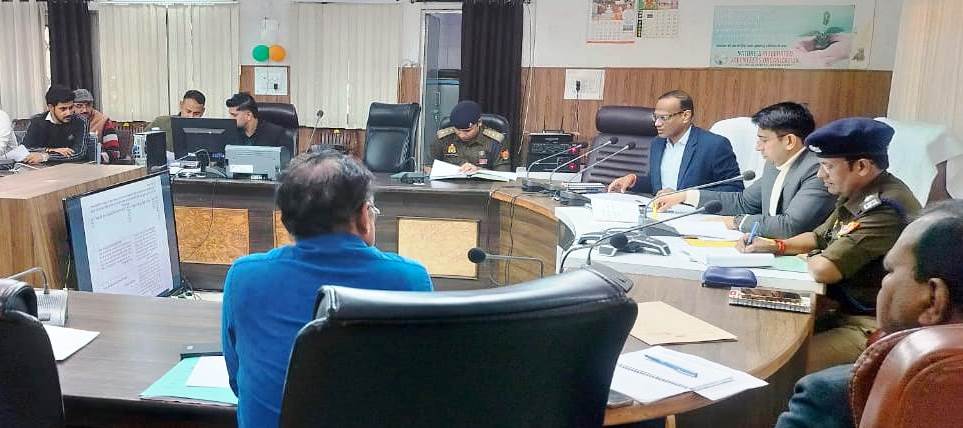 हाथरस में जिलाधिकारी अतुल वत्स ने सड़क सुरक्षा को लेकर कड़े निर्देश दिए, रोड पर ब्लैक स्पॉट सुधार और पर्याप्त प्रकाश व्यवस्था सुनिश्चित करने का निर्देश