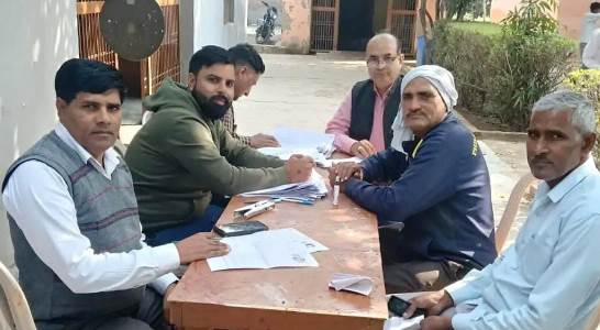 सादाबाद : एसआईआर फॉर्म भरने में आ रही दिक्कतें, महिला मतदाताओं के माता-पिता का ब्यौरा प्राप्त करना हो रहा मुश्किल