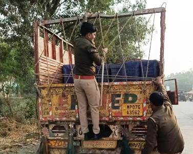 सादाबाद : आबकारी टीम ने देखी स्टॉक और बिक्री व्यवस्था, आबकारी टीम द्वारा क्षेत्र में चलाया गया चेकिंग अभियान