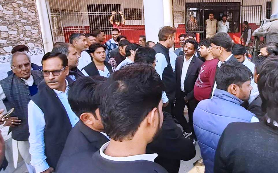 अधिवक्ता पर हमले के आरोपियों पर शांतिभंग की कार्रवाई, गुस्साए वकीलों ने तहसील परिसर में किया हंगामा, पुलिस प्रशासन के खिलाफ नारेबाजी