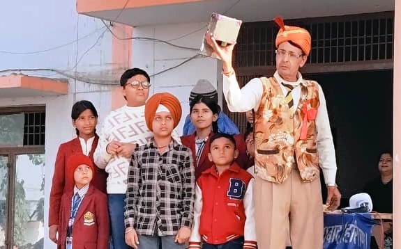 आरबीएस पब्लिक स्कूल में हुआ मैजिक-शो का आयोजन, विद्यार्थियों  ने देखी जादूई कलाएं