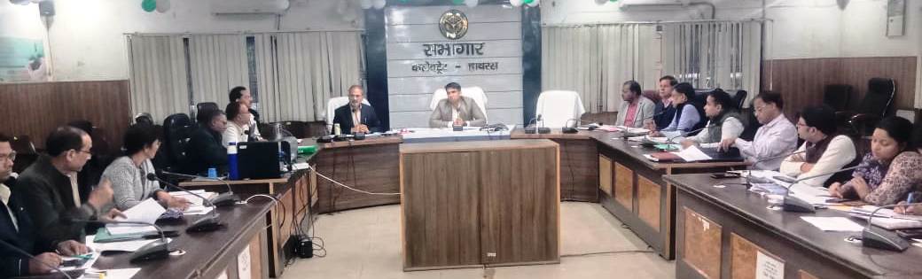 विकास कार्यों की समीक्षा बैठक में अधिकारियों को रैंकिंग सुधारने के सख्त निर्देश, डीएम ने अधिकारियों को जिम्मेदारीपूर्वक काम करने का अल्टीमेटम दिया