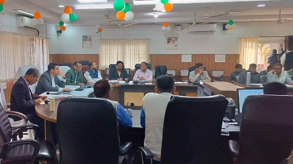 मतदाता सूची पुनरीक्षण में लापरवाही बरतने पर होगी कठोर कार्रवाई, डीएम ने अधिकारियों को दिए समयबद्ध कार्य पूर्ण करने के निर्देश