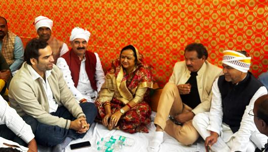 हाथरस में केंद्रीय मंत्री एसपी सिंह बघेल ने रामचरन उपाध्याय को दी श्रद्धांजलि, जिला पंचायत अध्यक्ष के आवास पर अन्य राजनेता भी मौजूद रहे