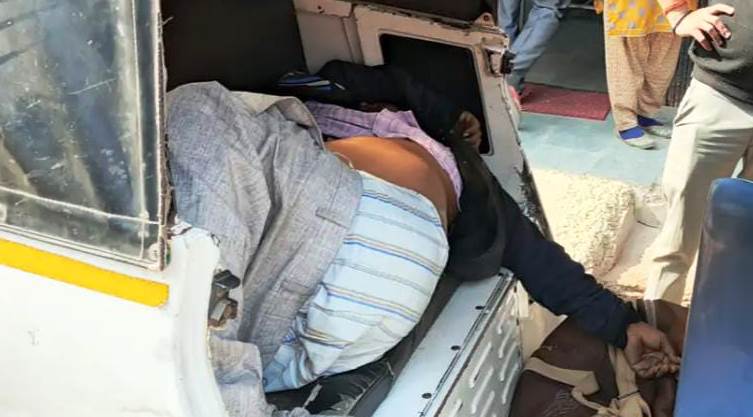 सादाबाद : अज्ञात वाहन की टक्कर से बाइक सवार घायल, मई सरौठ मार्ग पर हुआ हादसा, दोनों युवक आगरा रेफर