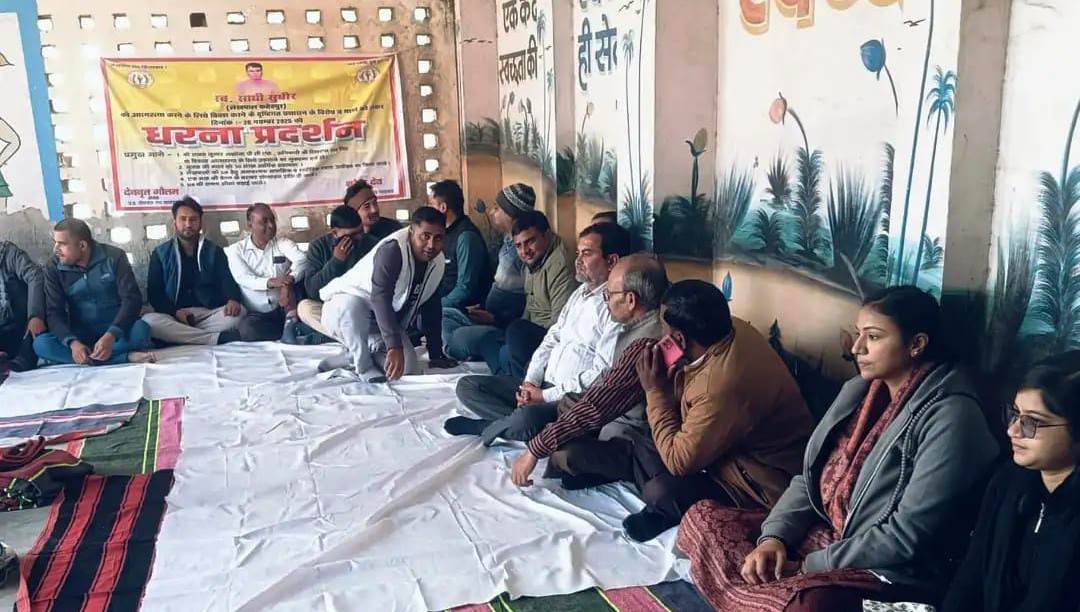 सादाबाद : आत्महत्या के विरोध में लेखपालों ने दिया धरना, एसआईआर ड्यूटी के दौरान फतेहपुर में निलंबन से परेशान लेखपाल ने की थी आत्महत्या