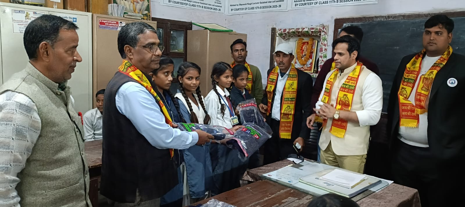 छात्र-छात्राओं को संस्था ने बांटे स्वेटर, सादाबाद इंटर कॉलेज में प्रतियोगियों को बांटे गए ट्रैक शूट