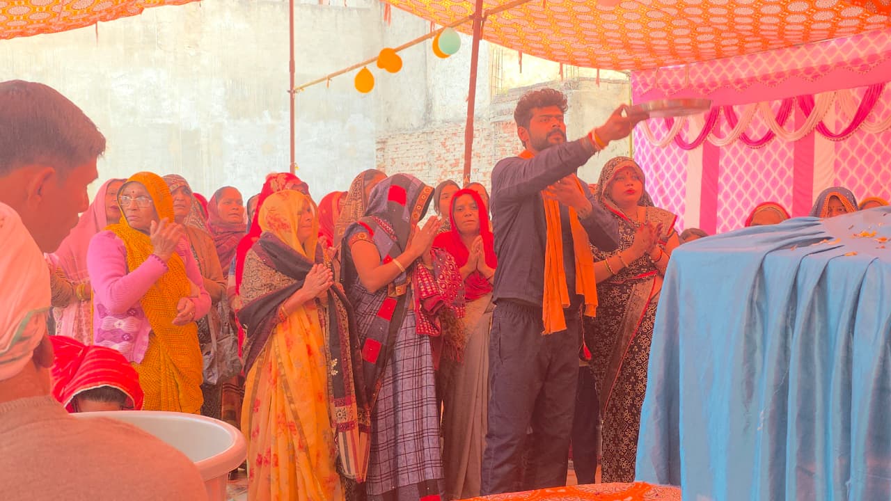 सासनी : श्री राम कथा के चौथे दिन हुआ भव्य वाचन