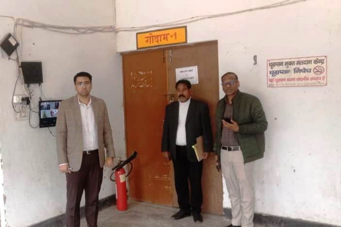 जिला निर्वाचन अधिकारी ने किया EVM/VVPAT वेयरहाउस का मासिक निरीक्षण