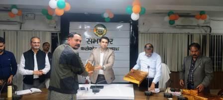 मतदाता सूची पुनरीक्षण अभियान की प्रगति की समीक्षा, उत्कृष्ट कार्य करने वाले बीएलओ सम्मानित