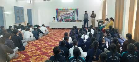 राजेन्द्र लोहिया विद्या मंदिर में ट्रैफिक पुलिस का जागरूकता कार्यक्रम, बच्चों को बताए गए यातायात नियम