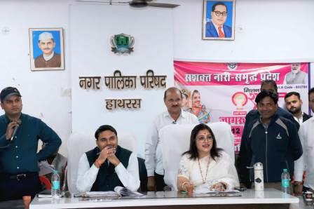 हाथरस के विकास को लेकर पालिका बोर्ड बैठक में 37 प्रस्ताव पास, विभिन्न समस्याओं को लेकर हुआ हंगामा, वार्ड नंबर 20 के सभासद शाहरुख जोकर की वेशभूषा में पहुंचे