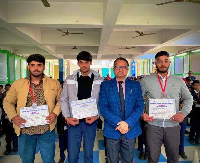 राज्यस्तरीय प्रतियोगिता बनारस में दून स्कूल की धाक: छात्र तपन और अभिषेक ने दिलाया कांस्य