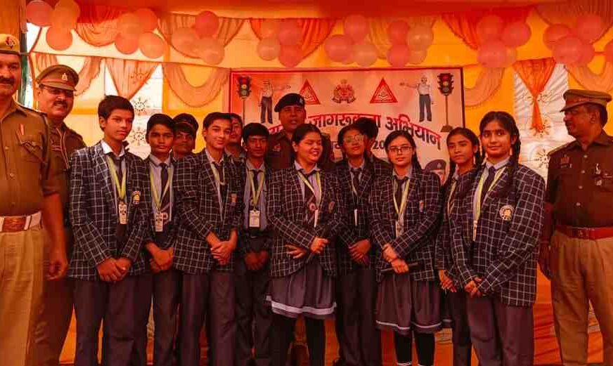 सासनी में यातायात सुरक्षा पर नुक्कड़ नाटक के जरिए जागरूकता अभियान