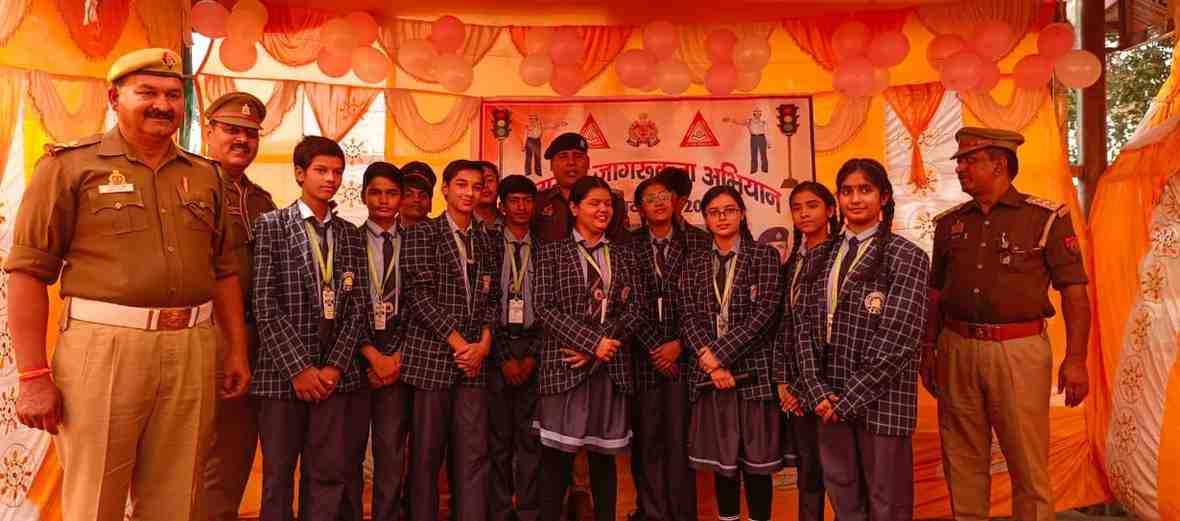 सासनी में यातायात सुरक्षा पर नुक्कड़ नाटक के जरिए जागरूकता अभियान