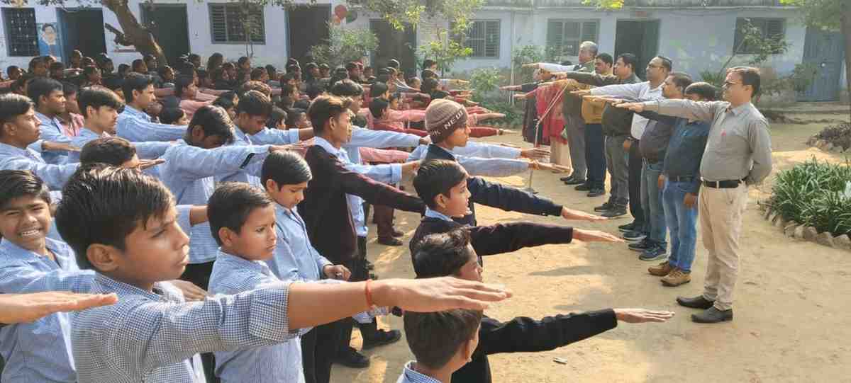 सासनी : विद्यापीठ इंटर कॉलेज में नशा मुक्त भारत के अंतर्गत शपथ दिलाई छात्रों को