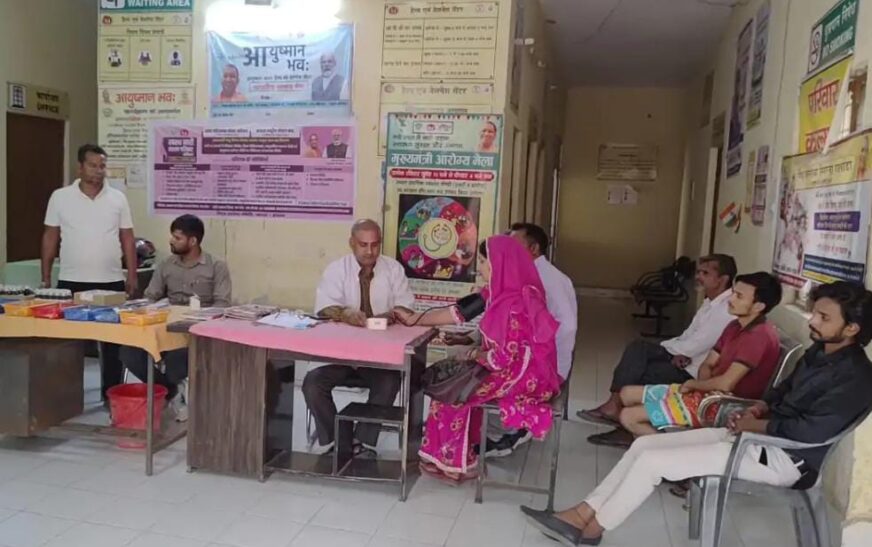 सादाबाद : स्वास्थ्य मेले में चार दर्जन लोगों का उपचार