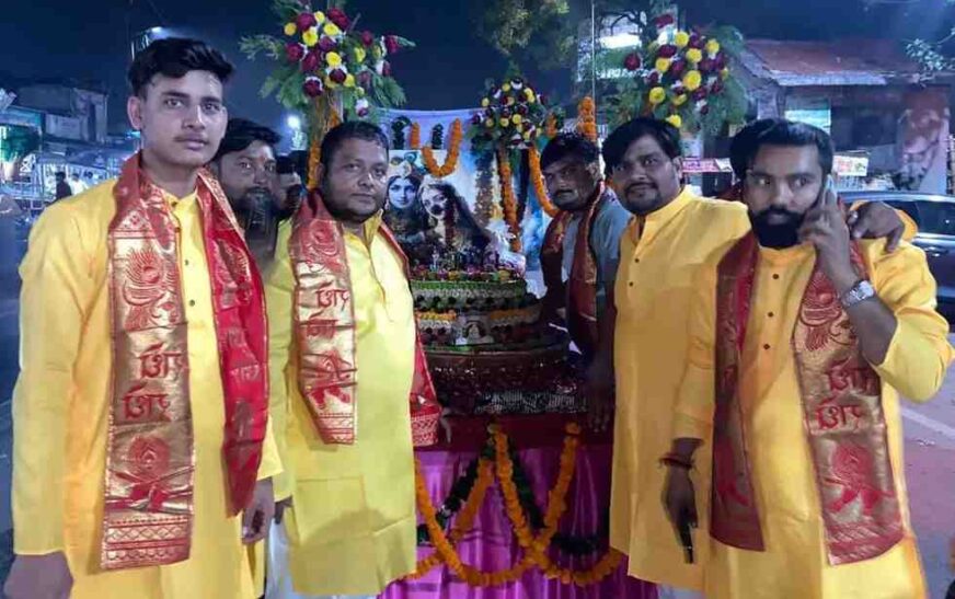 सादाबाद : केक काटकर मनाया खाटू श्याम का जन्मोत्सव