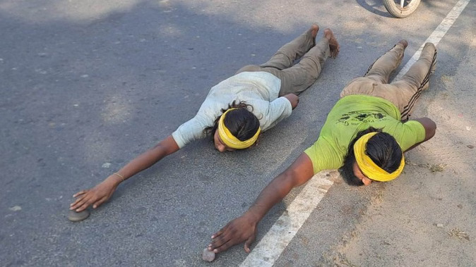 संत प्रेमानंद के दर्शन करने लखनऊ से वृंदावन तक 120 दिन की दंडवत परिक्रमा पर निकले युवक