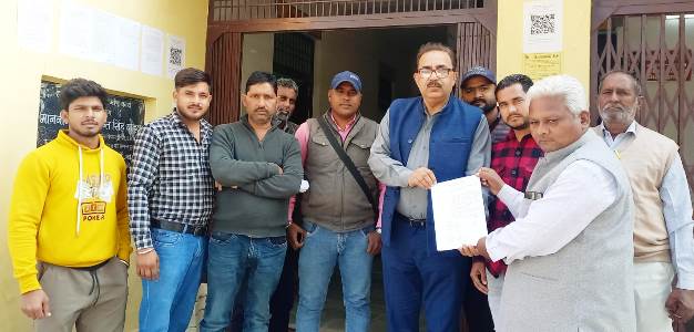 हसायन : वित्तीय प्रभार नहीं मिलने से परेशान प्रधानों ने खंड विकास अधिकारी को सौंपा ज्ञापन
