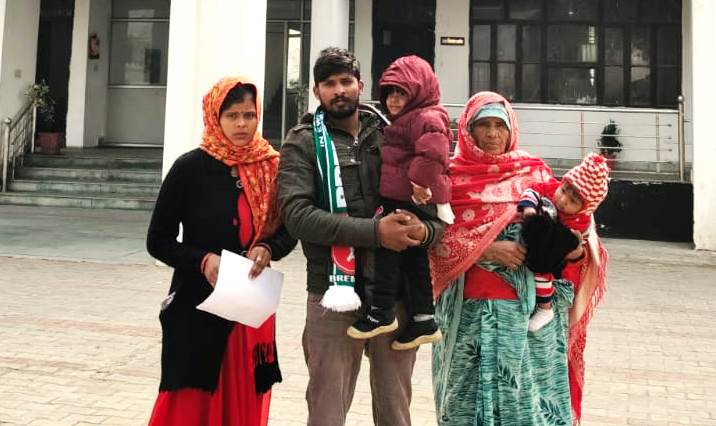 सलेमपुर में दो वर्षीय बच्ची पर जानलेवा हमला, एसपी से कार्रवाई की मांग