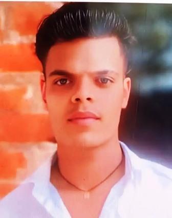 गुजरात में टावर से गिरकर हाथरस के युवक की मौत, शव पहुंचते ही परिजनों का हंगामा, ठेकेदार पर कार्रवाई की मांग